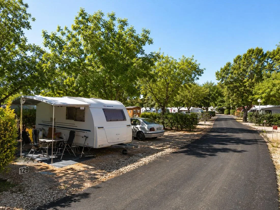 Parcela con caravana